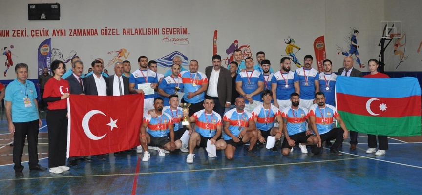 Türkiye ve Azerbaycan'ın halat çekme sporcuları Mersin'de yarıştı