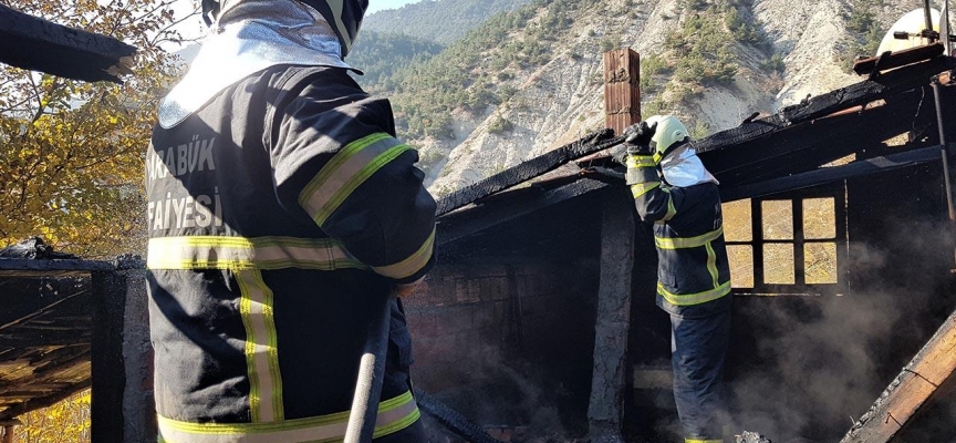 Karabük'te müstakil evin çatısında yangın