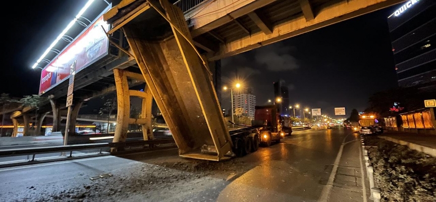 İstanbul'da hafriyat kamyonunun açılan damperi üst geçide çarptı