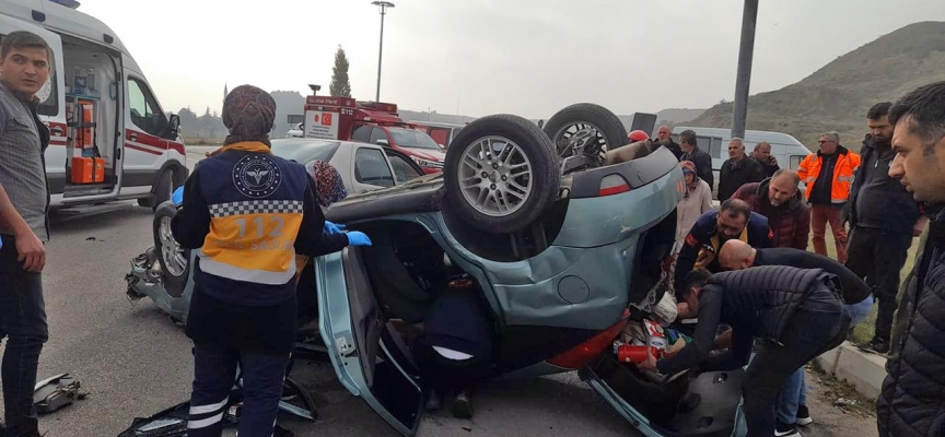 Amasya'da 2 otomobil çarpıştı: 3 yaralı