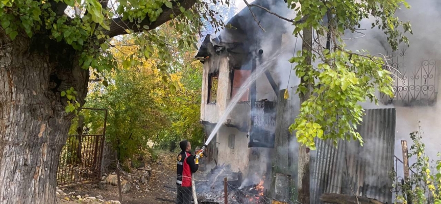 Elazığ'da köyde çıkan yangında 1 kişi yaralandı