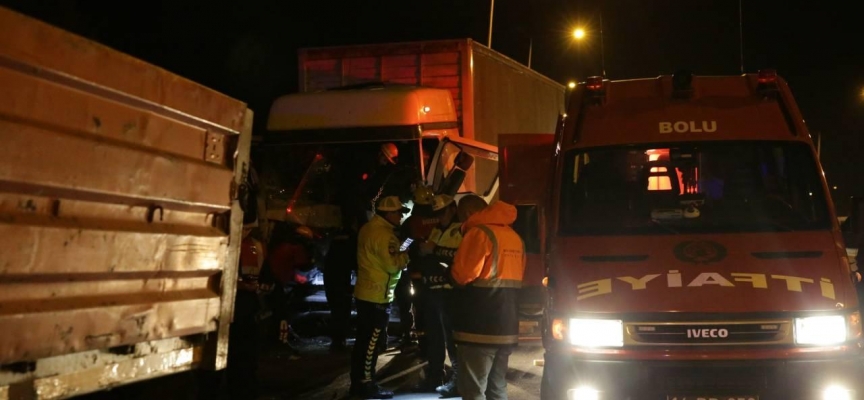 Bolu'da tırla kamyon çarpıştı