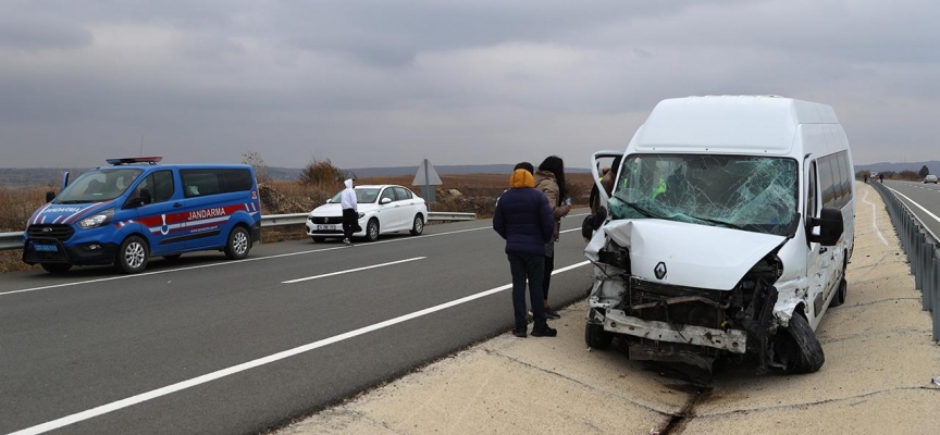 Edirne'de yolcu minibüsü ile kamyonet çarpıştı: 9 yaralı