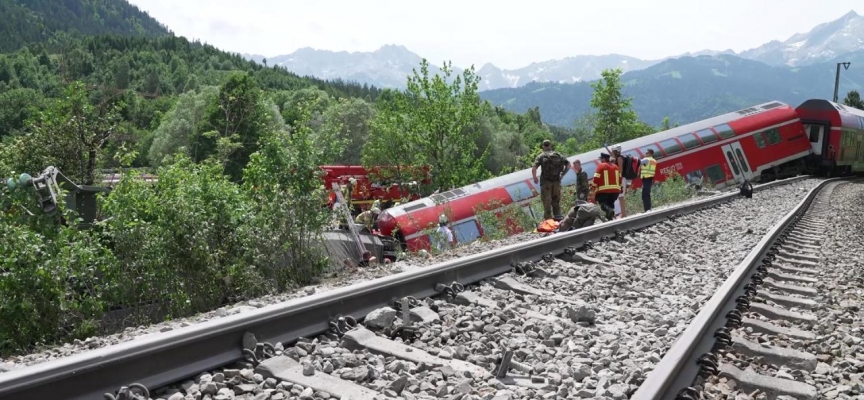 Almanya’da iki yük treni çarpıştı