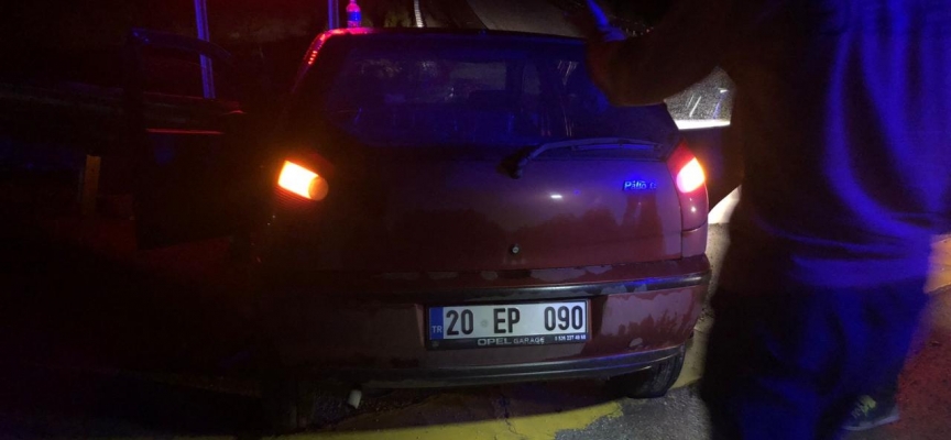 Konya'da bariyerlere çarpan otomobildeki 3 kişi yaralandı