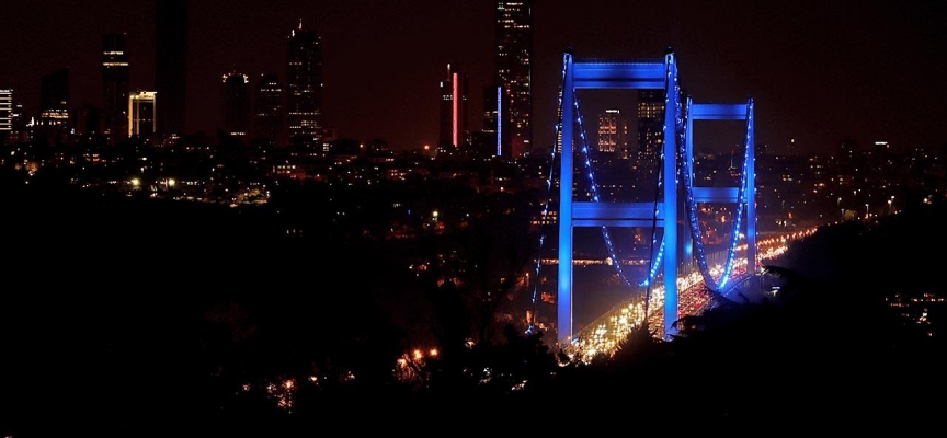 İstanbul'daki iki köprü çocuklar için maviye büründü