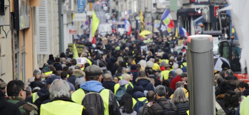 Paris'te sarı yelekliler 4. yılında da sokağa indi