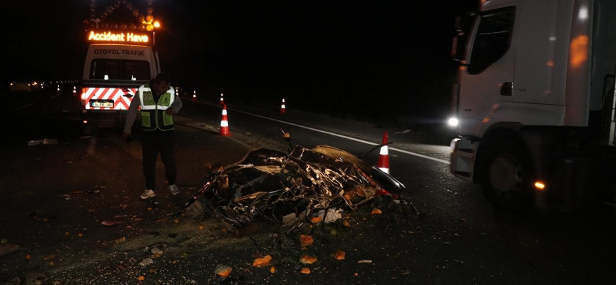 Kocaeli'de tıra çarpan otomobil 70 metre sürüklendi: 3 ölü