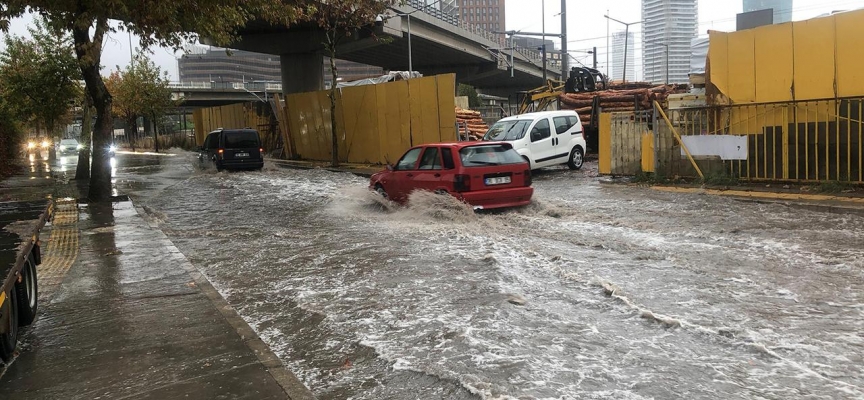 İzmir, Balıkesir, Edirne ve Muğla'yı sağanak vurdu: Yollar göle döndü