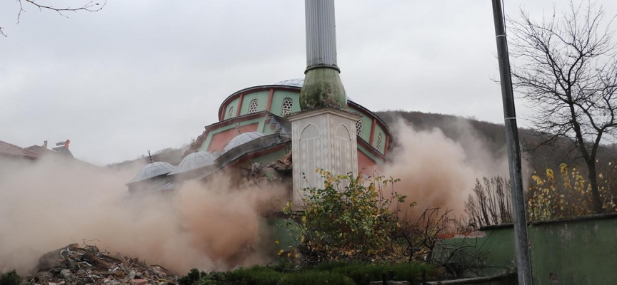 Düzce'de depremde hasar gören caminin yıkımına başlandı