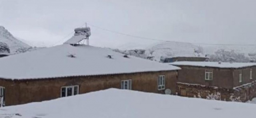 Bitlis’te kar yağışı etkili oldu, dağ köyleri beyaza büründü