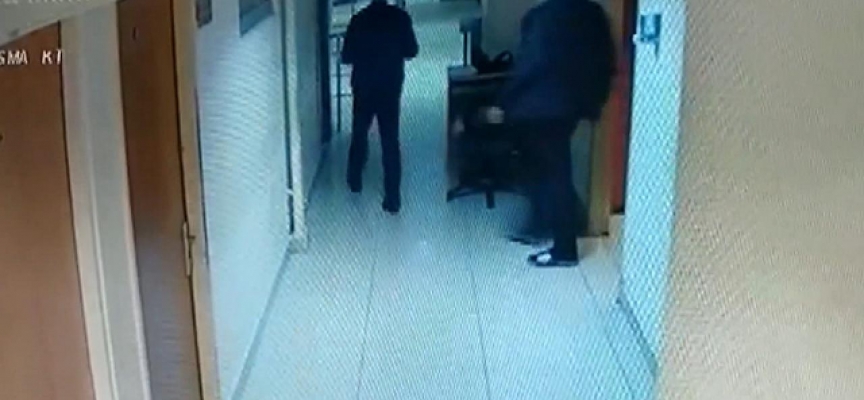 Hırsızların adliyede polisin çantasını çaldığı anlar kamerada