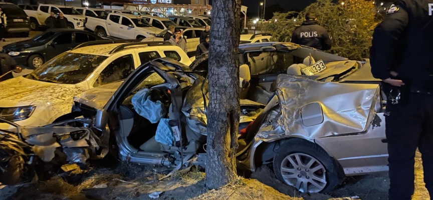 Isparta'da otomobil ağaca çarptı: 2 yaralı