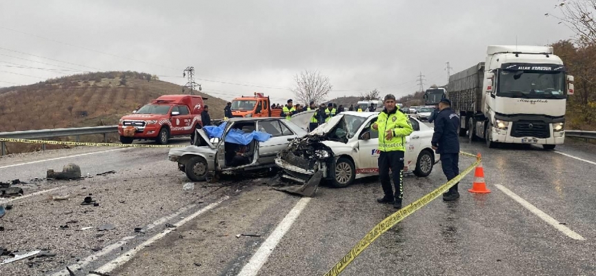 Malatya'da 3 aracın karıştığı kazada 2 kişi hayatını kaybetti