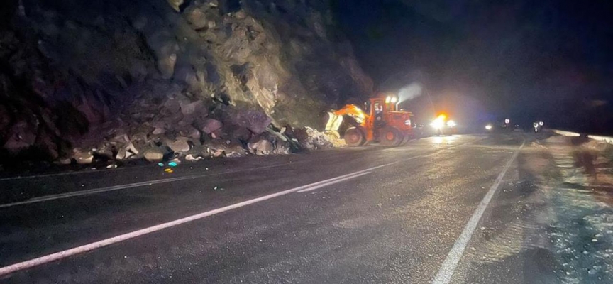 Hakkari-Van karayolunda heyelan: Yol trafiğe kapatıldı