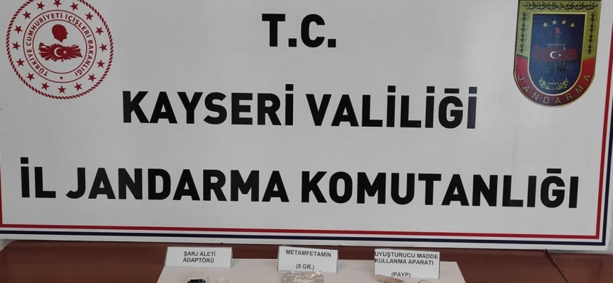 Kayseri'de cep telefonu şarj aletine uyuşturucu gizleyen kişi yakalandı