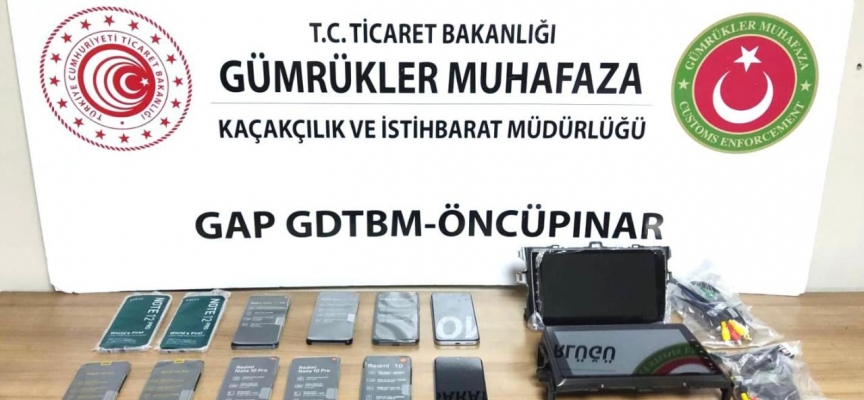 Kilis Öncüpınar Gümrük Kapısı'nda 12 cep telefonu ele geçirildi