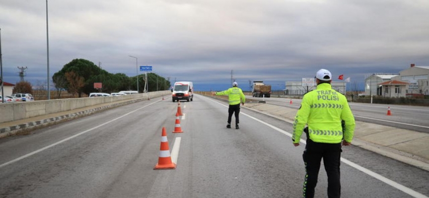 Trakya'da trafik ekipleri ticari araçlarda `zorunlu kış lastiği` denetimi yaptı