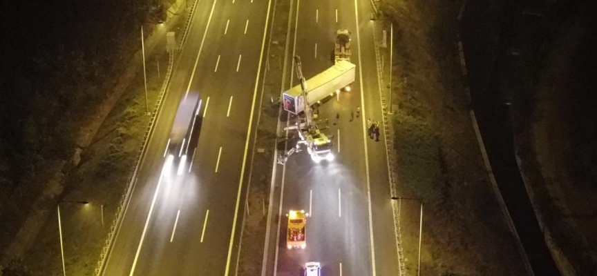 Otoyolda devrilen tır ulaşımı aksattı