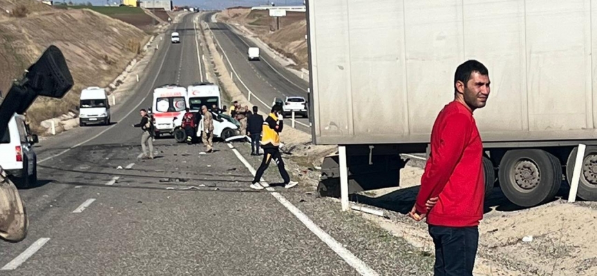 Diyarbakır'da tır ve otomobil çarpıştı: 1 ölü, 2 yaralı