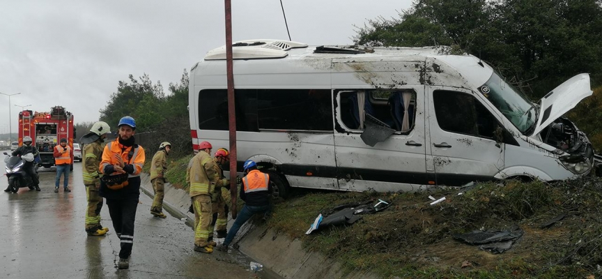 İstanbul'da servis minibüsü devrildi: 2'si ağır 9 yaralı