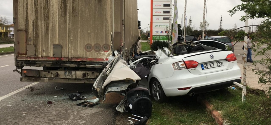 Samsun'da otomobil tıra çarptı: Anne, baba ve 3 yaşındaki çocukları yaralı