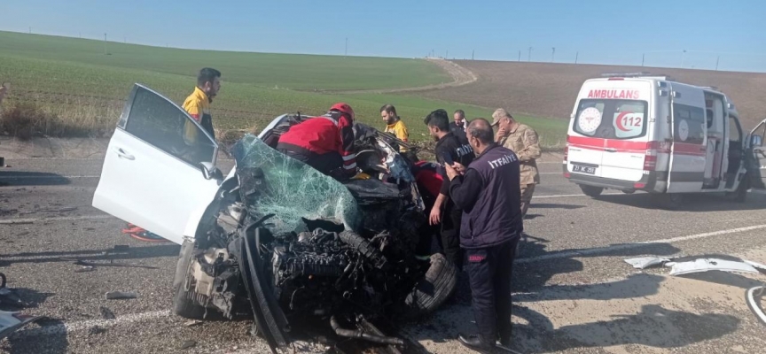 Diyarbakır’da otomobille tır kafa kafaya çarpıştı: 1 ölü, 2 yaralı