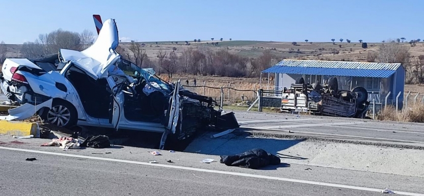 Konya'da otomobille kamyonet çarpıştı: 1 ölü, 4 yaralı