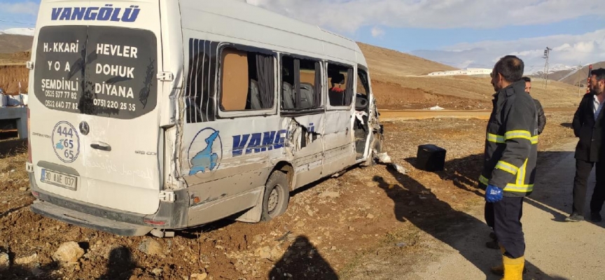 Hakkari'de minibüs ile kamyonet çarpıştı: 10 yaralı