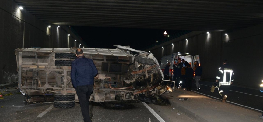 Manisa'da kamyonet ile minibüs çarpıştı: 4 yaralı