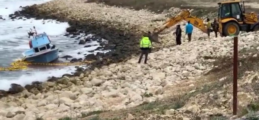 İstanbul'da dalgayla boğuşan tekne karaya oturdu