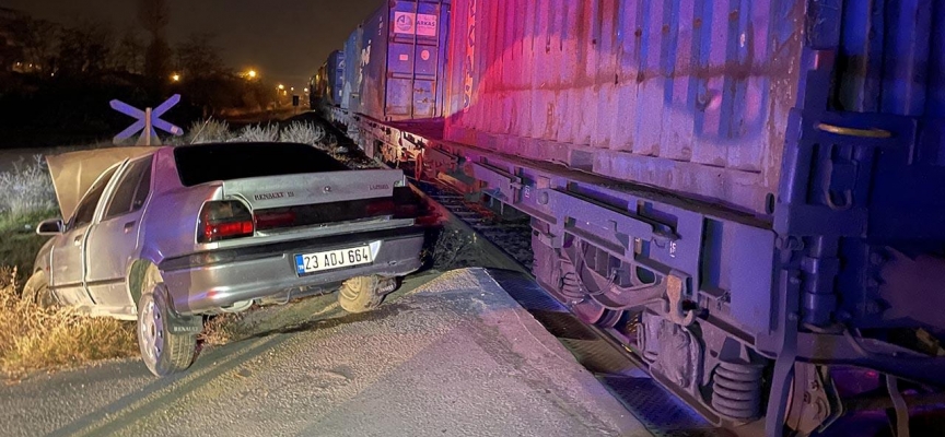 Elazığ'da yük treni otomobile çarptı