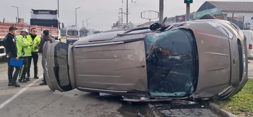 Düzce'de hafif ticari araç ile otomobil çarpıştı: 4 yaralı