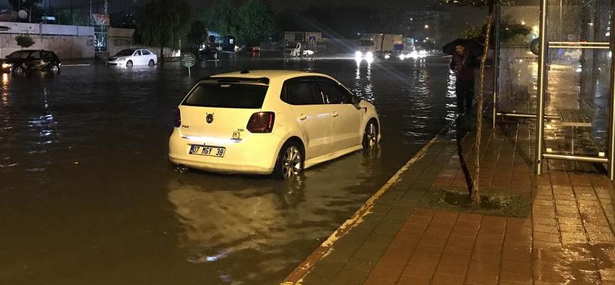 Antalya'da etkili yağış nedeniyle su baskınları yaşandı