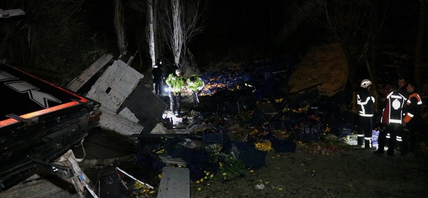 Burdur'da şarampole devrilen kamyonun sürücüsü hayatını kaybetti