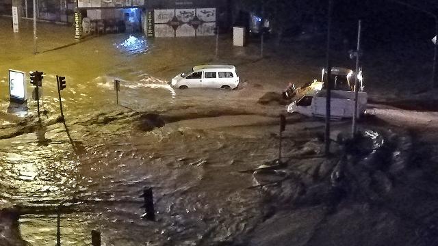 Antalya’da sel: Kumluca ve Finike’de okullar tatil edildi