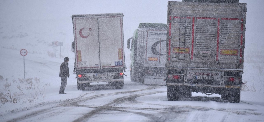 Kars'ta kar yağışı ulaşımı aksatıyor