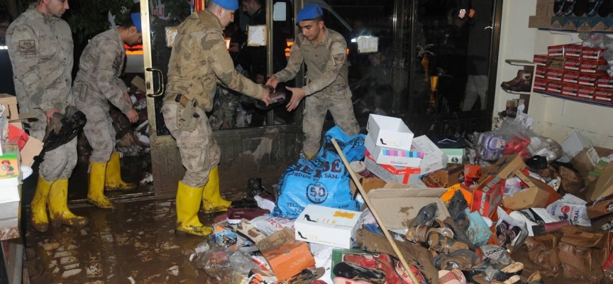 Mehmetçik afetzedeler için seferber oldu