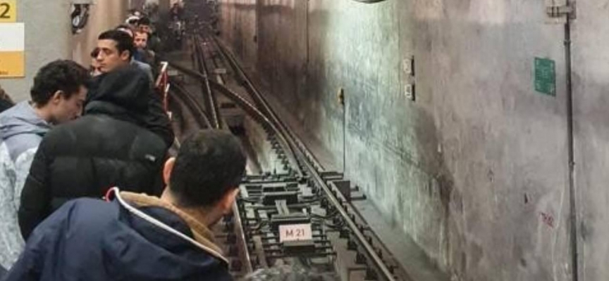 İstanbul'da metro arızası: Yolcular raylarda yürüdü