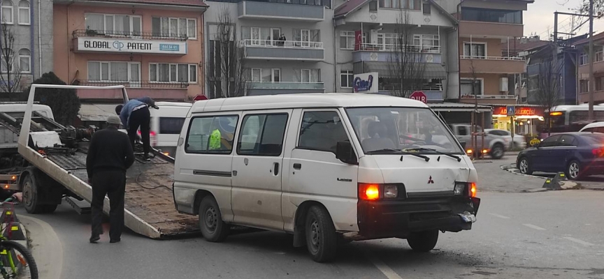 Sakarya'da dolmuş ile panelvanın çarpıştığı kazada 5 kişi yaralandı