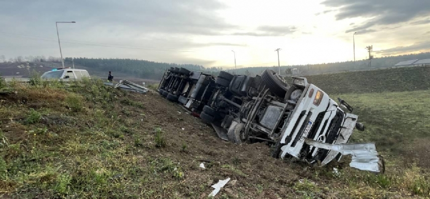 Sakarya'da kontrolden çıkan saman yüklü tır şarampole devrildi