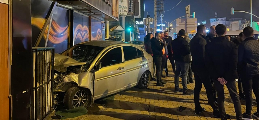 İzmir'de kaza yapan araç eğlence mekanına daldı: 5 yaralı