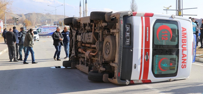 Erzincan'da ambulansla sağlık hizmetleri aracı çarpıştı: 9 yaralı