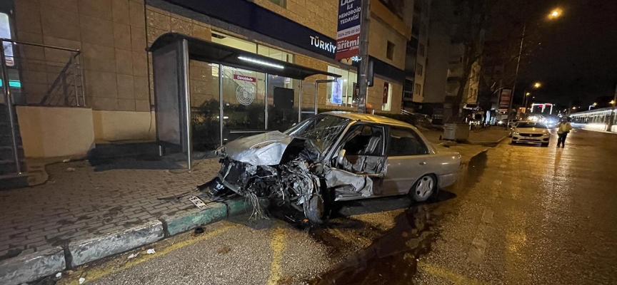 Bursa'da otomobil otobüs durağına girdi: 1 yaralı