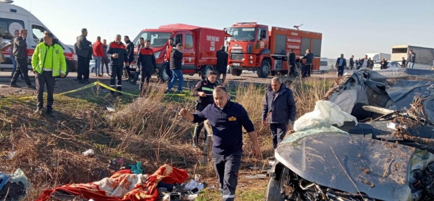 Tır hafif ticari araçla çarpıştı: 4 ölü, 2 yaralı