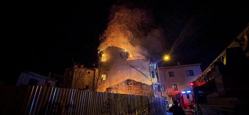 Bursa'da yangında mahsur kalan kadının yardımına itfaiye ekipleri yetişti