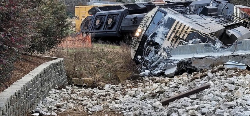 Yük treni hemzemin geçitteki römorka çarptı