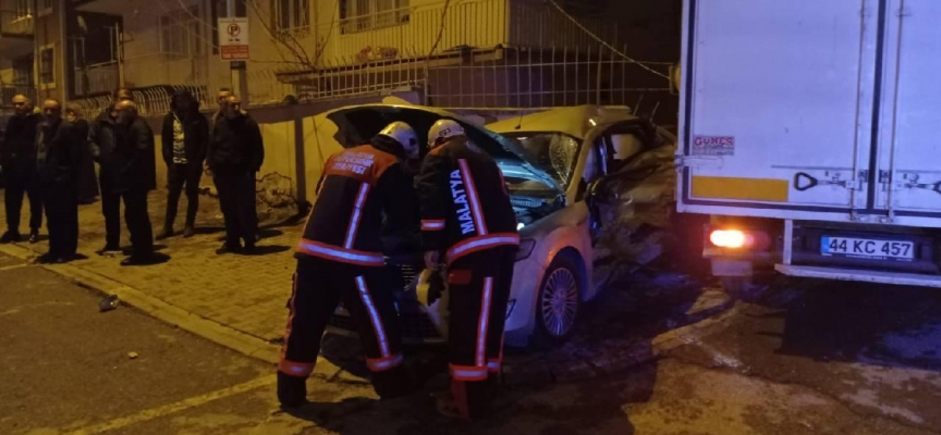 Malatya'da otomobil ile kamyon çarpıştı: 3 yaralı