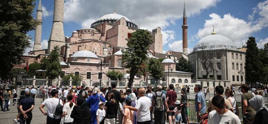 İstanbul'u 11 ayda yaklaşık 15 milyon yabancı turist ziyaret etti