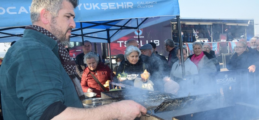 Kocaeli'de düzenlenen festivalde 2 ton hamsi dağıtıldı